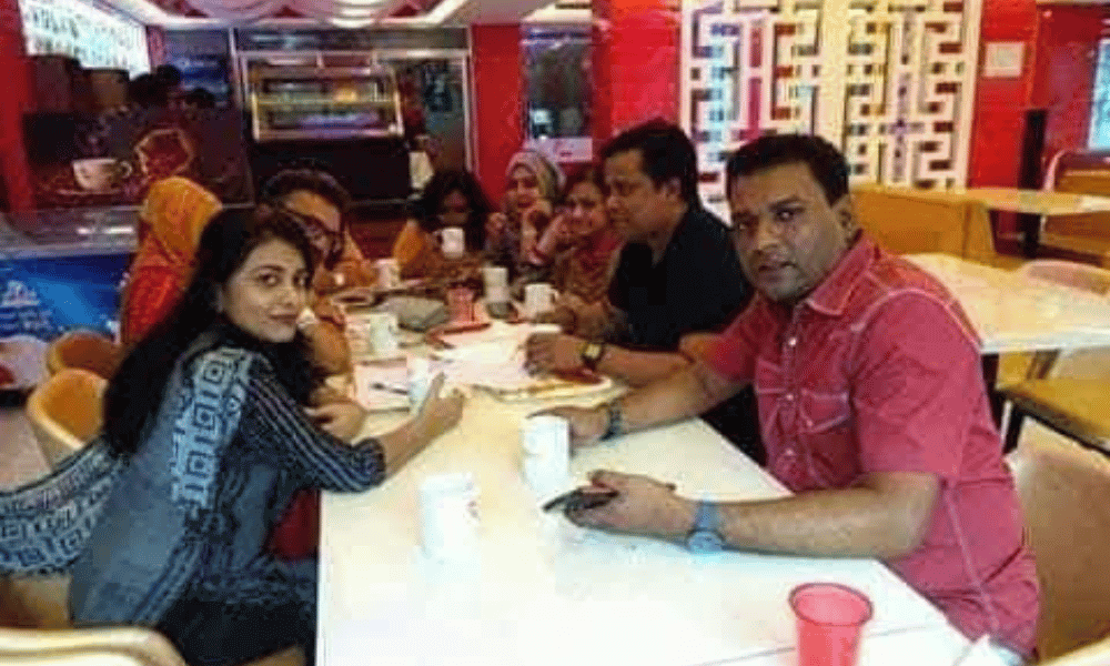 Batch 1993 alumni taking a selfie together at Gulshan restaurant G2G