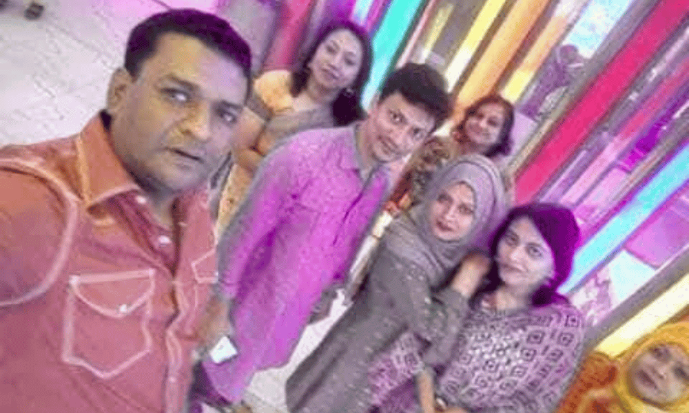 Final group moment of Batch 1993 alumni at Gulshan restaurant G2G